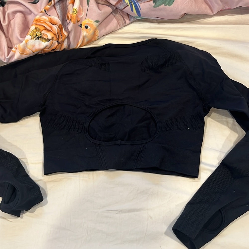 Amazon black Spandex workout top with cutout back - Picture 5 of 7